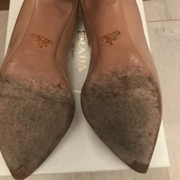👠Prada Nude/Tan Patent Leather 38 Heel Closed Toe - Picture 8 of 8